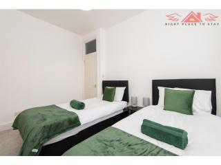 Family-Friendly 3-Bed Home in Central Location with Garden & Parking - 9