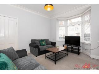 Spacious 3BR House with Garden & Free Parking - Central Darlington - Sleeps 6 - 9
