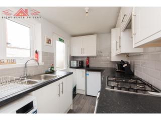 Spacious 3BR House with Garden & Free Parking - Central Darlington - Sleeps 6 - 7