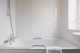 PenthouseStays Wimbledon - Chic 2 Bedroom King Bed Apartment with Balcony - 2 mins from Wimbledon Tennis Club and Museum - AELTC - 7