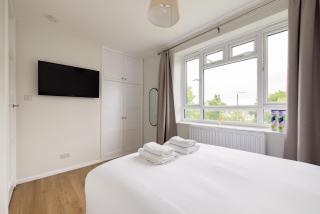 PenthouseStays Wimbledon - Chic 2 Bedroom King Bed Apartment with Balcony - 2 mins from Wimbledon Tennis Club and Museum - AELTC - 2