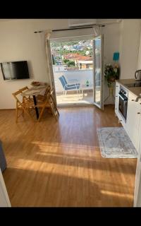 Apartment Remi, penthouse with balcony, free parking - Marina - 8
