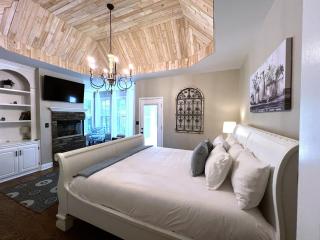 Cozy 5BR Escape: Games Room, Grill, Near Hiking - Marietta - 0