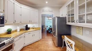 Cozy 5BR Escape: Games Room, Grill, Near Hiking - Marietta - 2