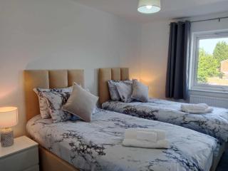 Monmouth House Aylesbury Premier Quality Accommodation For Larger Families Contractors And Professionals Sleeps Up to 6 Guests - Buckinghamshire - 0