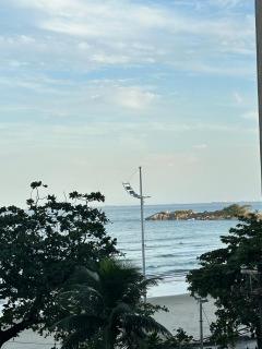 Apartamento pé na areia inteiro-4 quartos 3 cama casal ,4 camas solteiro-3 salas cozinha - Guarujá - 4