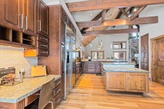Stunning 6BR Lodge w Beautiful Mt Quandary Views - 3