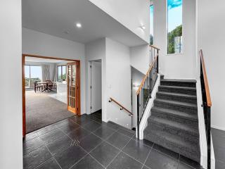 Murrays Gem l Modern 4bed Stunner l Sea View & Spa! - Auckland - 8