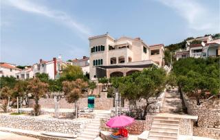 Gorgeous Apartment In Okrug Donji - Okrug Donji - 8