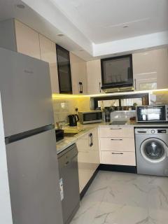 Luxueux Appartement 70m2-Rez de chaussée- pied dans l'eau-10 m de la Piscine collective- centre ville d'Hammamet,dans la partie residentielle de l'hôtel Dar Hayet-1 suite Parentale-1 chambre avec 1 grand lit double-Grande terrasse - 1