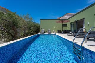 Villa Verde with 4 en-suite bedrooms, private pool, 200m from sandy beach - 8