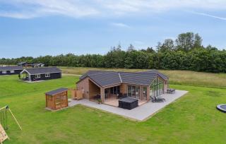 Lovely Home In Væggerløse With Kitchen - 0