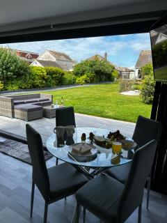 Whispering Waves Guest house, Brighton-8 mins, Guests 4, Near beachfront, Free parking WiFi and Kitchen - Peacehaven - 4