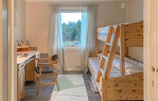 Cozy Home In Harøy With House Sea View - Steinshamn - 4