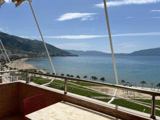 2-Bedroom Beachfront Apartment with 2 Balconies by Apartments Vlora Holidays - Vlorë - 0