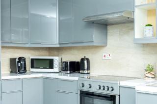Spacious 4BR apt with large balcony - 8