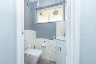 Spacious 4BR apt with large balcony - 5