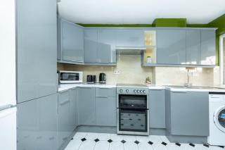 Spacious 4BR apt with large balcony - 4
