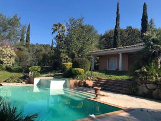 Luxueux Cocon avec parc paysagé avec piscine XXL à débordement, mer et plages 15 minutes - Pierrefeu-du-Var - 0