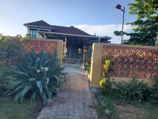 Alice Gardens and Campsite - Entebbe - 2