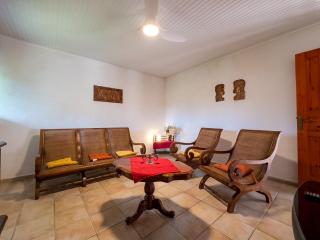 Sunny House with Garden View - 2BR Apartment in Guadeloupe - Free WiFi & Parking - Émilien - 7