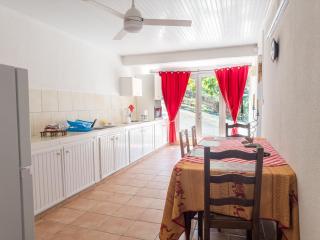 Sunny House with Garden View - 2BR Apartment in Guadeloupe - Free WiFi & Parking - Émilien - 6