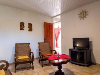 Sunny House with Garden View - 2BR Apartment in Guadeloupe - Free WiFi & Parking - Émilien - 5
