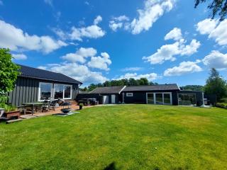 Cosy family home with pool - 8