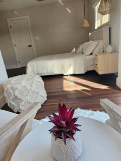 Newly-Renovated, Designer Apt Close to the Beach - Fort Lauderdale - 6