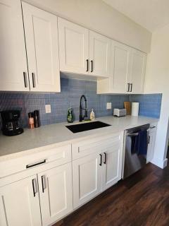 Newly-Renovated, Designer Apt Close to the Beach - Fort Lauderdale - 3