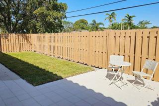 Newly-Renovated, Designer Apt Close to the Beach - Fort Lauderdale - 1