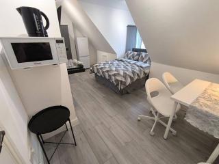 Studio style room, near Tooting Broadway station - London - 6