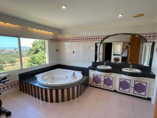 Luxurious Villa 6 Min from Beach with Sea Views - Marbella - 5