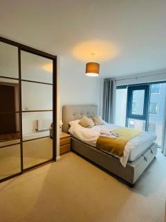 Charming 2 Bed and 2 Bath Flat in Watford - Watford - 0