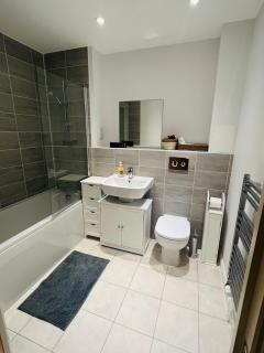 Charming 2 Bed and 2 Bath Flat in Watford - Watford - 3