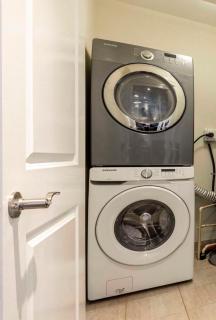 Near Skytrain and QUIET Private Bedroom Ensuite BathRM, Free Wifi & Coffee, Cozy - Burnaby - 1