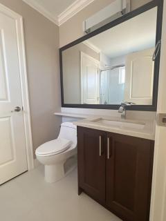 Near Skytrain and QUIET Private Bedroom Ensuite BathRM, Free Wifi & Coffee, Cozy - Burnaby - 5