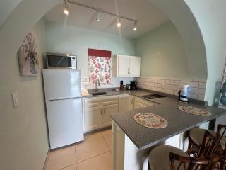 Ocean breeze & views - studio - Five Islands Village - 3