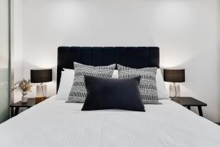 Beautifully Cosy St Kilda Apartment - 2