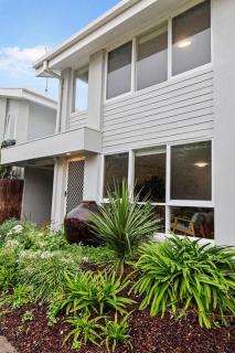 Seaside on The Parade- Sleeps 4, 2 bathroom, aircon, walk to shops! 11am check out - Ocean Grove - 9
