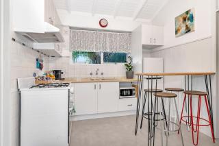 'Treetops at Glenelg' Coastal Stay with Leafy Patio - Adelaide - 8