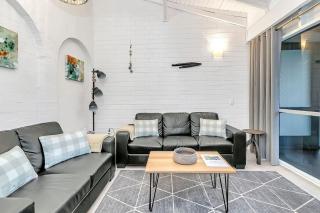 'Treetops at Glenelg' Coastal Stay with Leafy Patio - Adelaide - 2