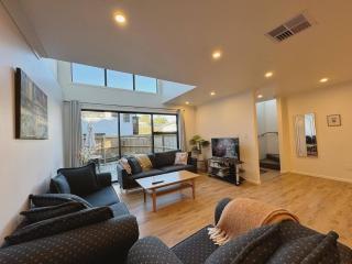 NO PARTY ALLOWED, Entire Brand New 3 bedroom townhouse, free unlimited fibre wifi and free parking - Wellington - 7