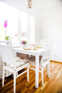Elegant 1-Bedroom Apartment with Small Breakfast & Free Parking - 9