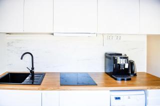 Elegant 1-Bedroom Apartment with Small Breakfast & Free Parking - 5