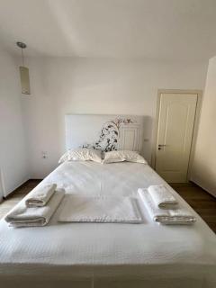 SeaSide 2BR Apartment - Durrës - 8