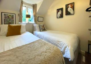 Cosy Cotswold Lodge by Your Home Here, ideal for families with log-burner, spa, private parking and heated swimming pools - Ashton Keynes - 5
