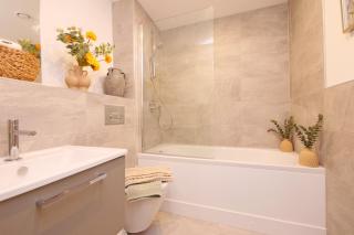 Apartment 41 with Free Secure Parking - 5