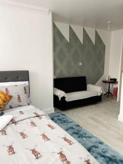 Stanton - 1 Stylish Bedroom - Dagenham - 4