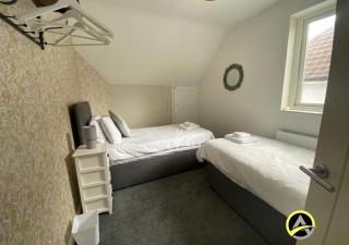 Delightful London Chalet House - 7